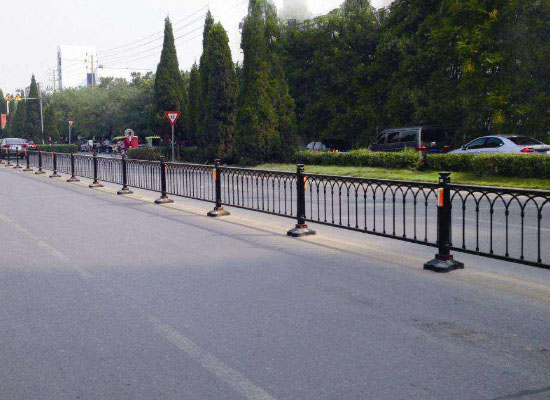 公路護欄.jpg