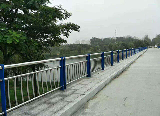 橋梁護欄.jpg